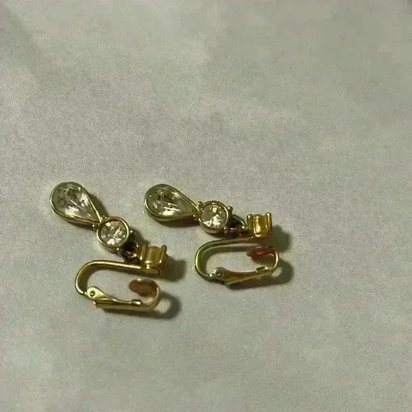 Vintage Avon Goldtone Rialto Clip On Earrings. No Box. Dangling Crystals NWOT - Picture 3 of 3